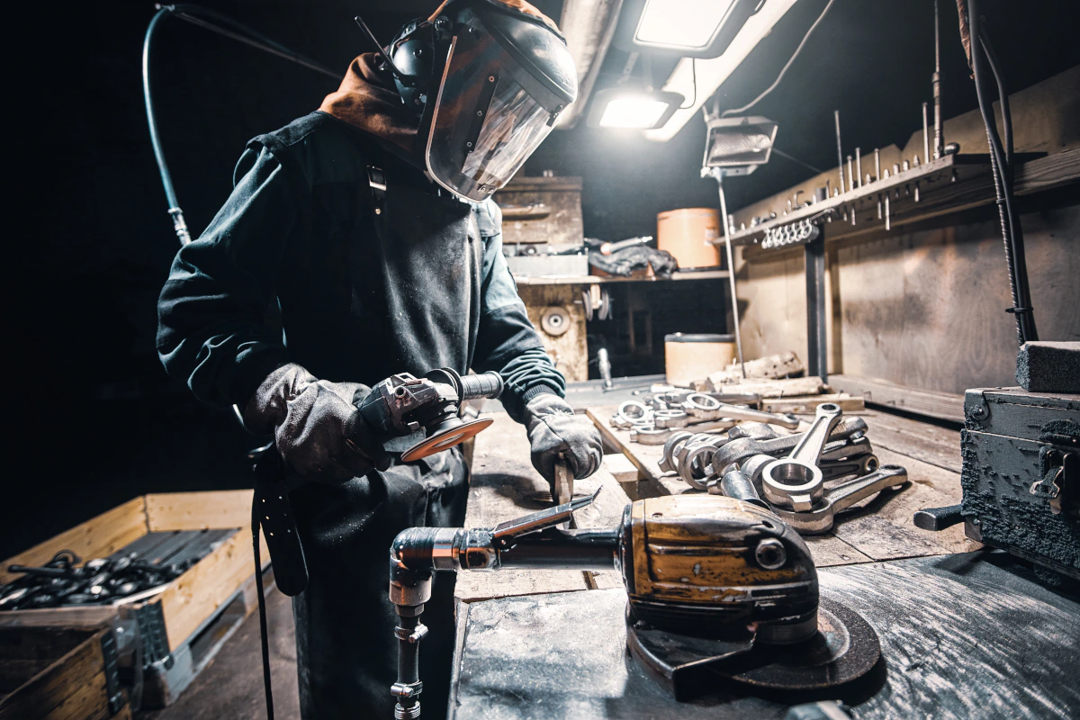 Trabajador soldadura industrial - fxquadro@freepik